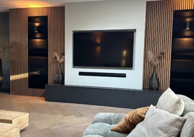 Moderne houten wandpanelen die een luxe creëren, geïnstalleerd door Nervabouw en Kozijnen voor een tijdloos interieur.