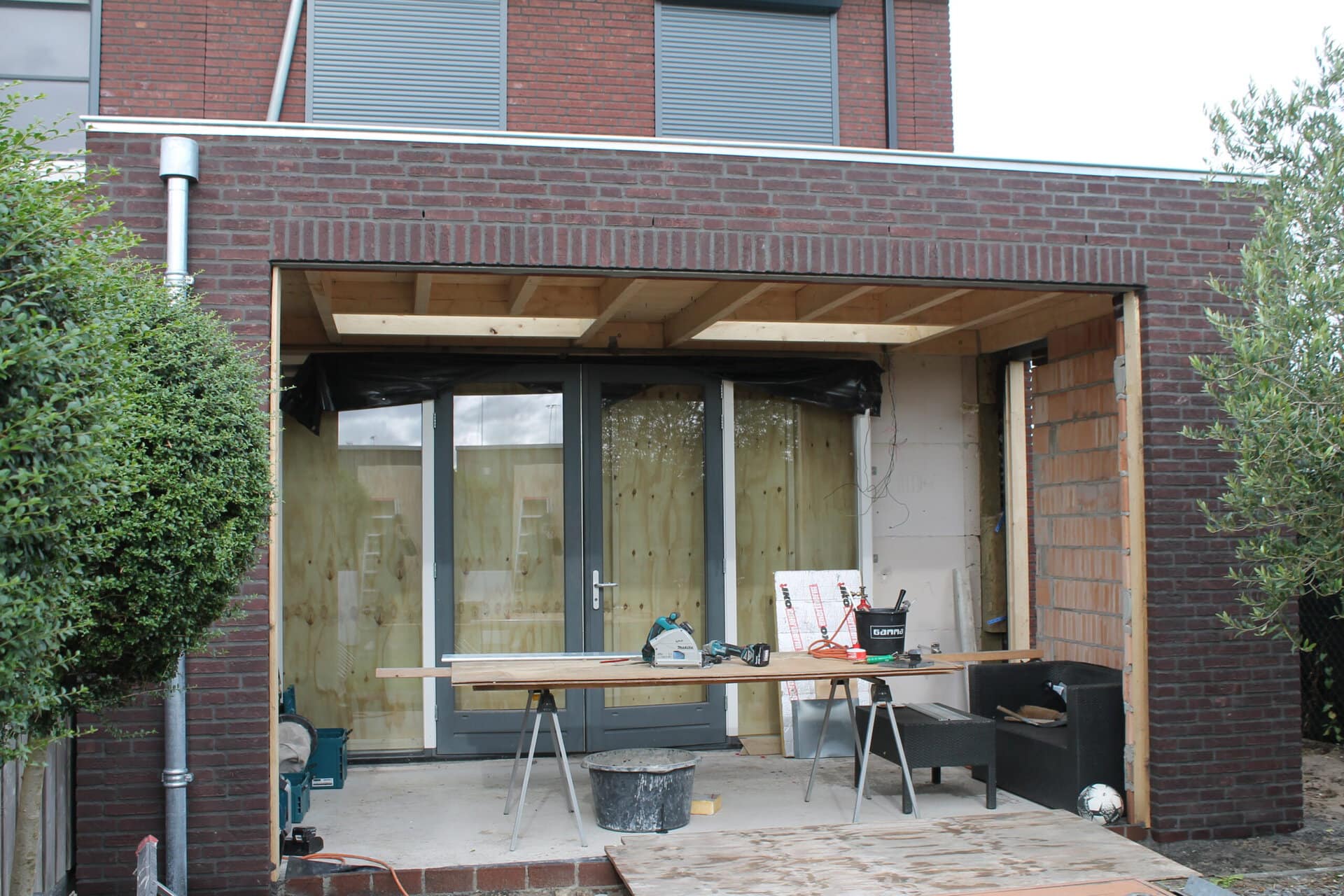 Ruimtelijke aanbouw die extra leefruimte en licht toevoegt aan de woning, vakkundig gerealiseerd door Nervabouw en Kozijnen voor een stijlvolle uitbreiding.